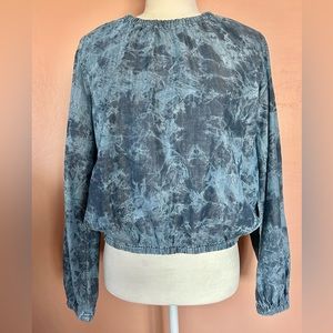 Cloth & stone. Women long sleeve top. Blue denim print. Size M. New.